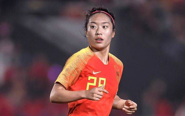 萧常坤急忙招手道：爸不聊了还不行吗？今天晚上是咱们一家四口第一次单独过年，而且是住在这么好的大别墅里，又不用受你奶奶的挤兑，说什么也得把这个年过圆满一些。